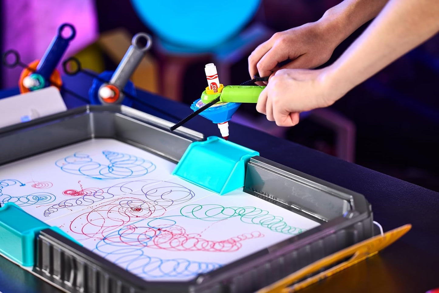 Crayola: Colourwhirls Battle Arena – Rip 'Em & Spin 'Em!
